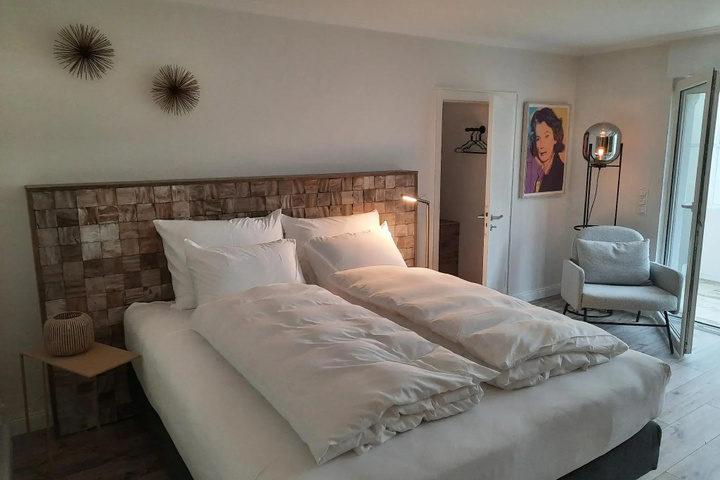 Room 2 of 10