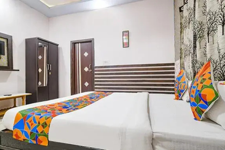 Room 5 of 12