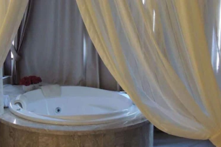 Jetted tub