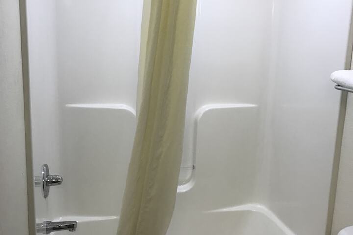 2 Queen Beds Microwave and Refrigerator Flat Screen Television High Speed Internet Accessible Coffee Maker Iron and Ironing Board Full Breakfast (8 of 9)