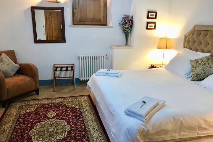 Room 4 of 33