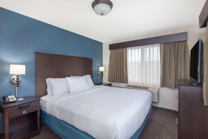 1 King Bed Deluxe Room (7 of 13)