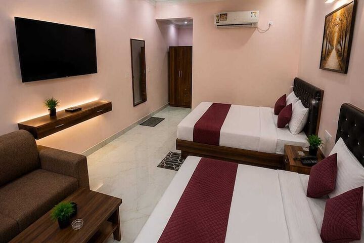 Room 7 of 9