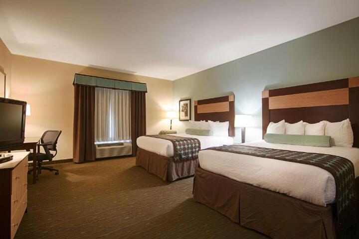 2 Queen Beds 32 Inch LCD Television High Speed Internet Accessible Microwave and Refrige (8 of 9)