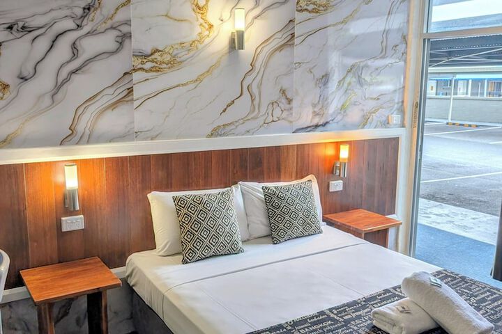 Room 3 of 32
