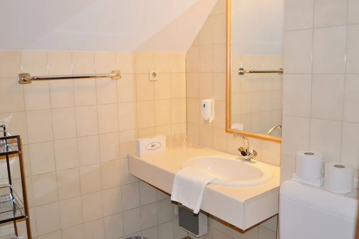 Room 4 of 15