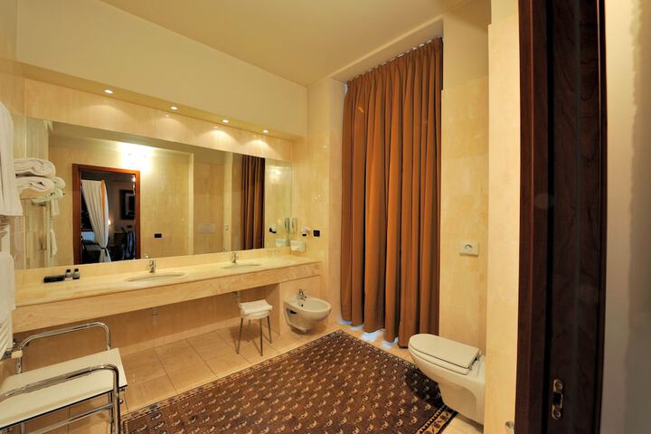 Room 33 of 51
