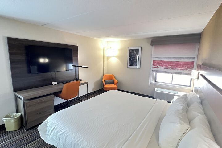 1 King Bed (1 of 7)