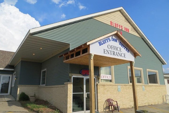 Exterior of Bluffs Inn & Suites