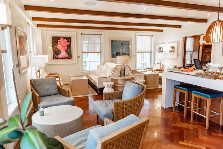 Lounge 45 of 65
