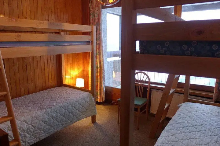 Room 2 of 10