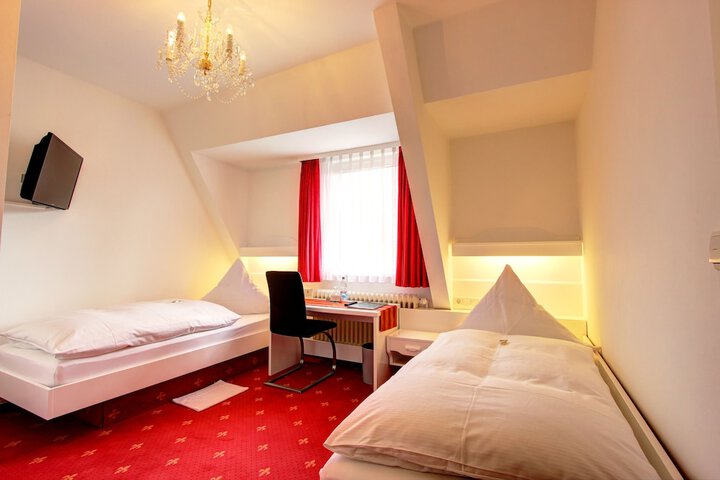 Room 6 of 32