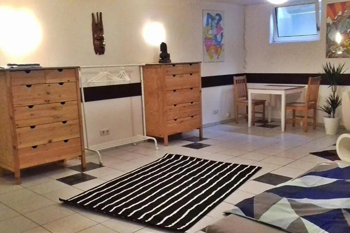 Room 4 of 8