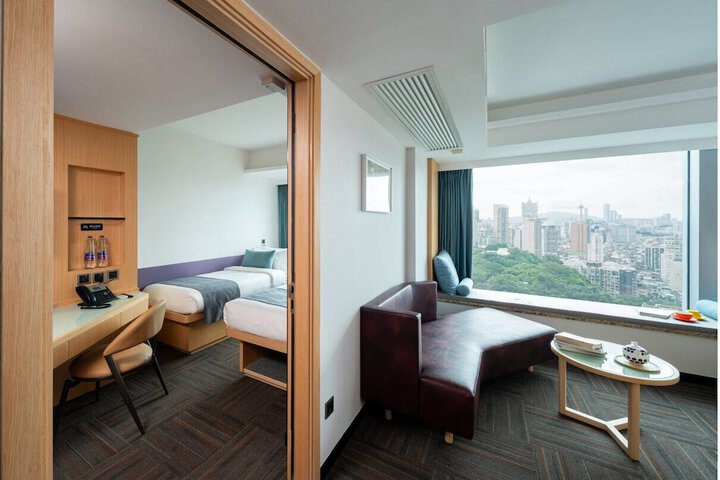 Room 4 of 36