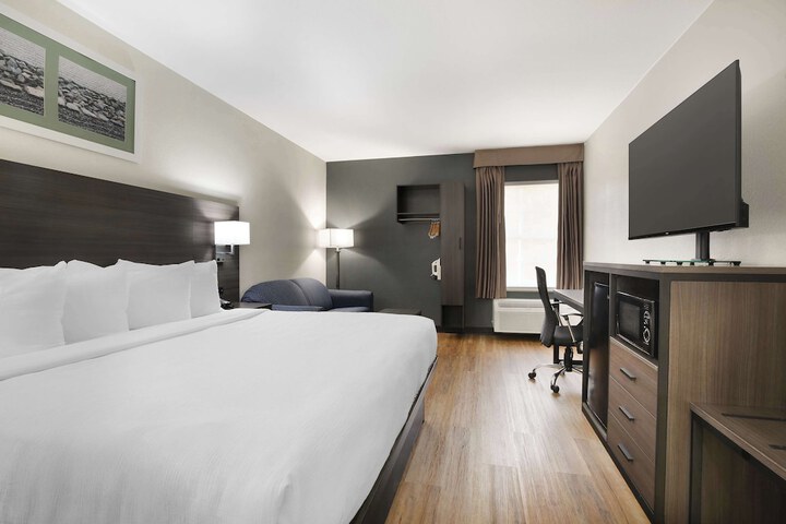 1 King Accessible Comm Assist Bathtub Microwave, Refrigerator WiFi Full Breakfast (11 of 19)