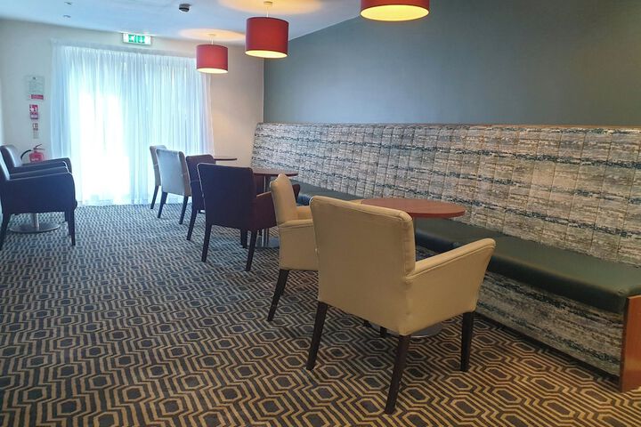 Lounge 44 of 53