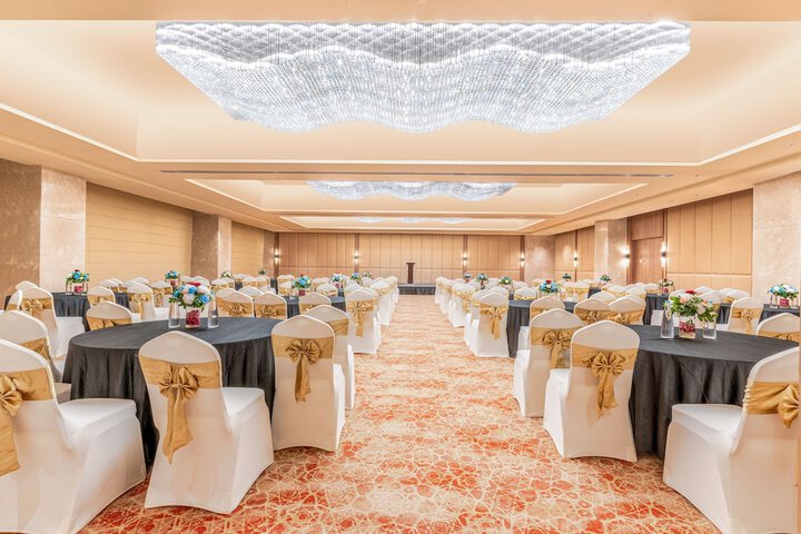 Ballroom/Hall 28 of 32