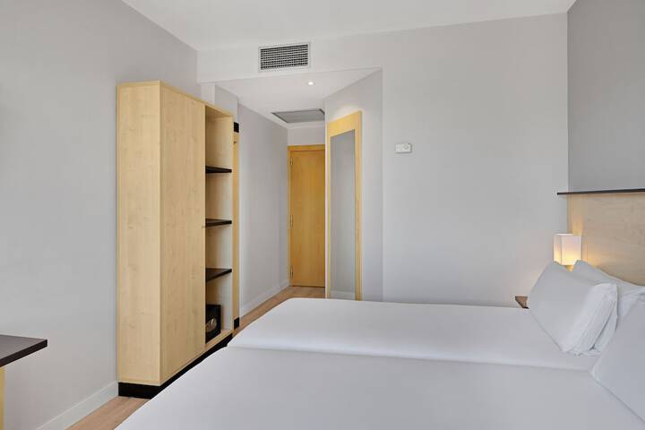 Room 27 of 39