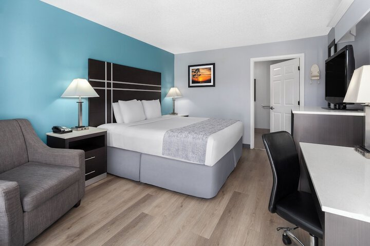 1 King Bed (7 of 11)