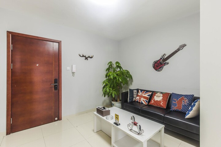 Room 8 of 100