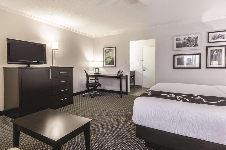 Deluxe King Bed (2 of 15)
