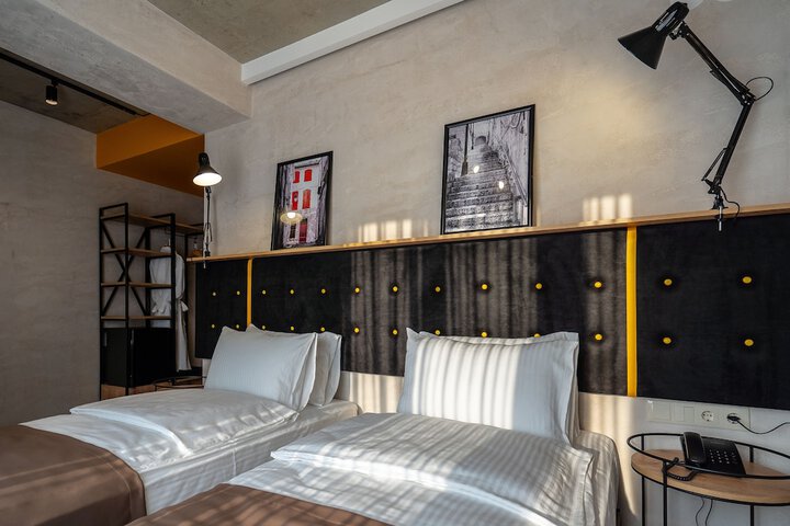 Room 9 of 32