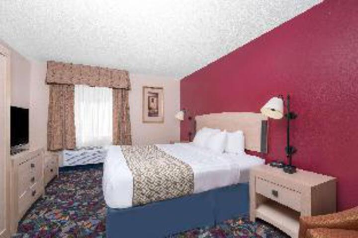 1 King Bed (2 of 13)