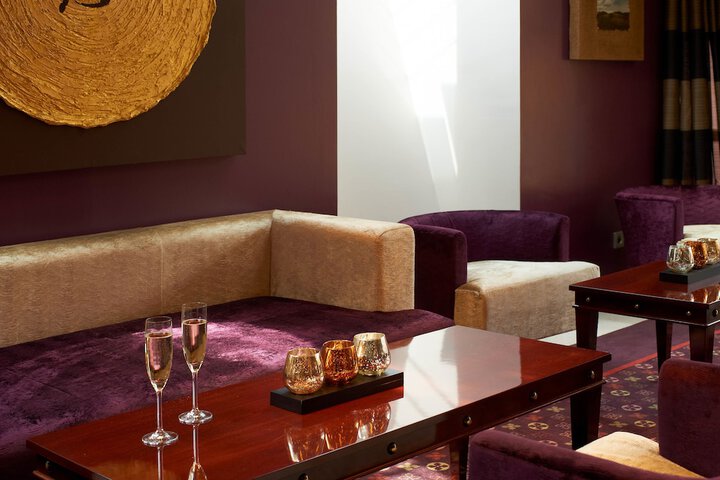 Lounge 44 of 48