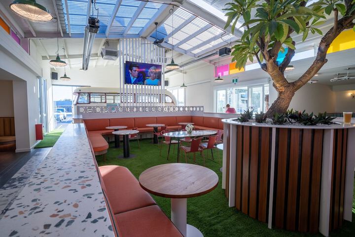Lounge 14 of 18