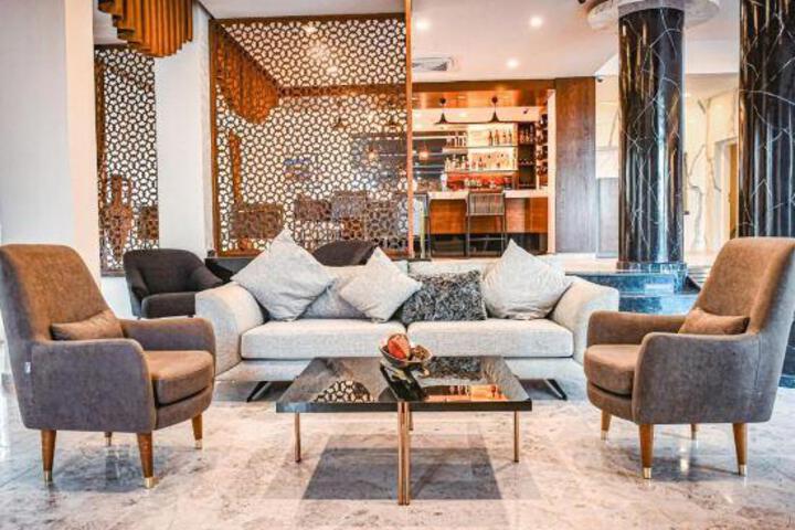 Lounge 8 of 11