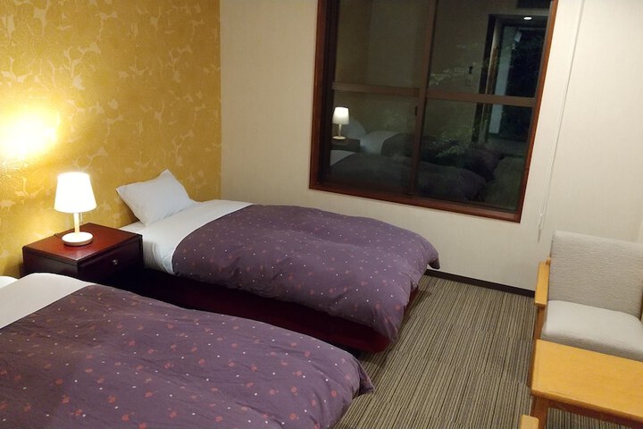 Room 3 of 76