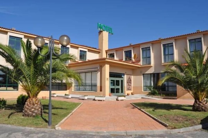 Exterior of Hotel Alonso de Monroy