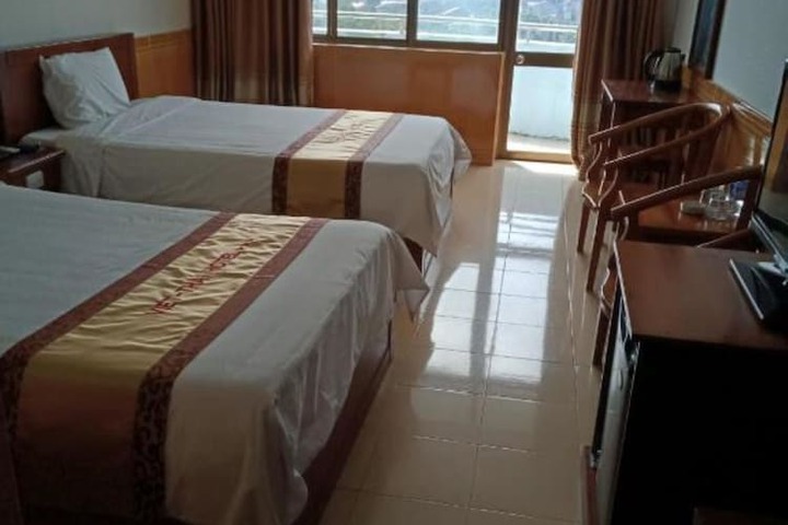 Room 6 of 12