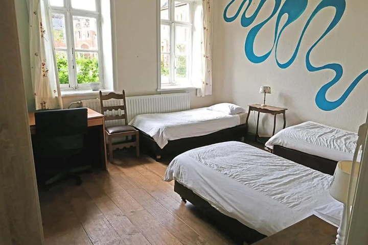 Room 2 of 3