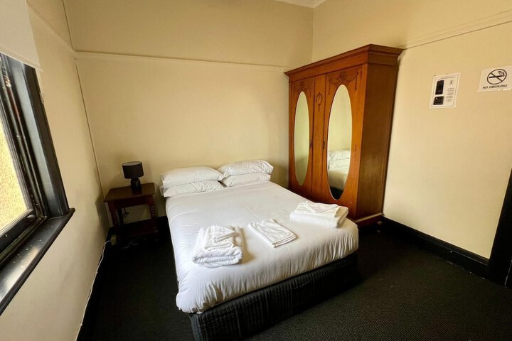 Room 10 of 18