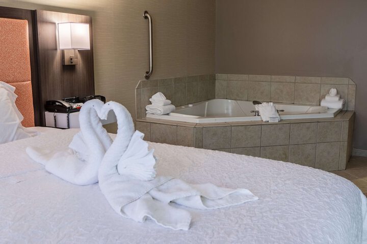 1 King Bed Study with Sofa Bed (17 of 20)