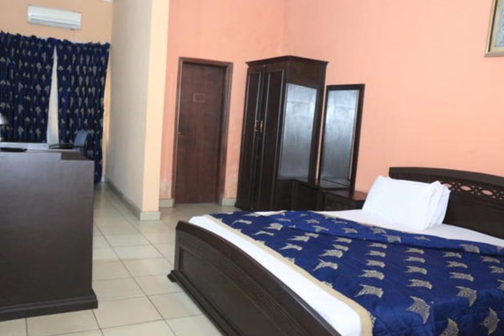 Room 6 of 33