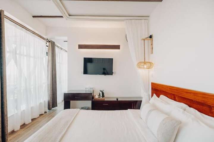 Room 11 of 32