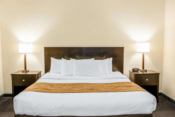 1 King Bed Accessible (2 of 7)