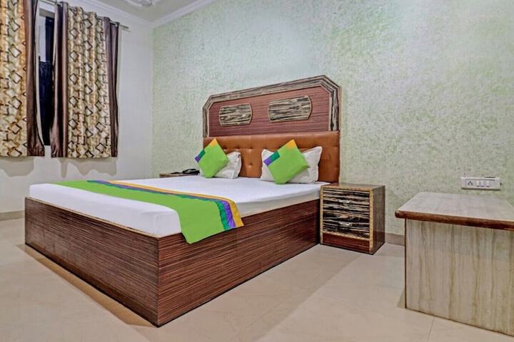Room 2 of 10