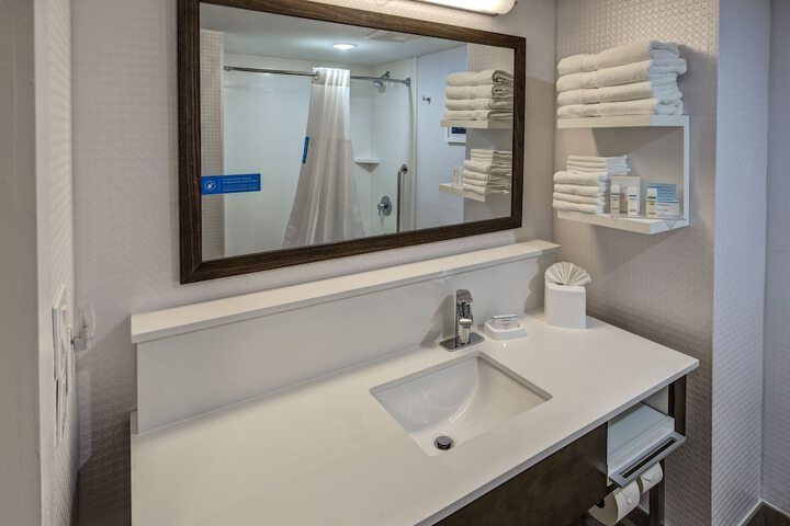2 Queen Beds Mobility Hearing Accessible Tub (5 of 6)