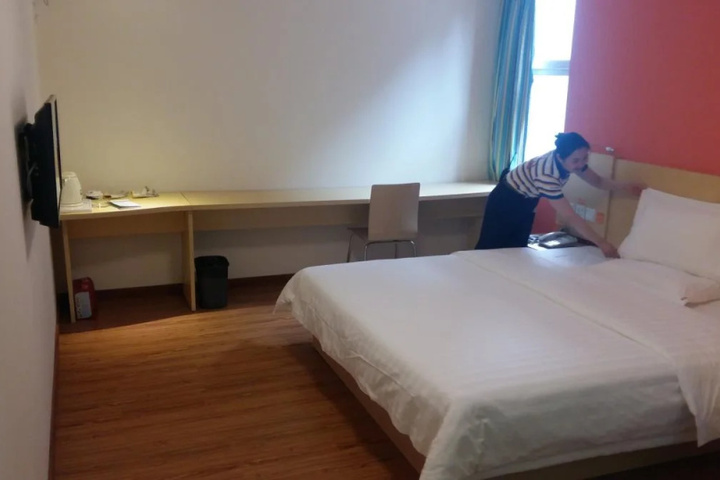 Room 4 of 12