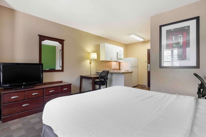 Studio Queen Bed (2 of 10)