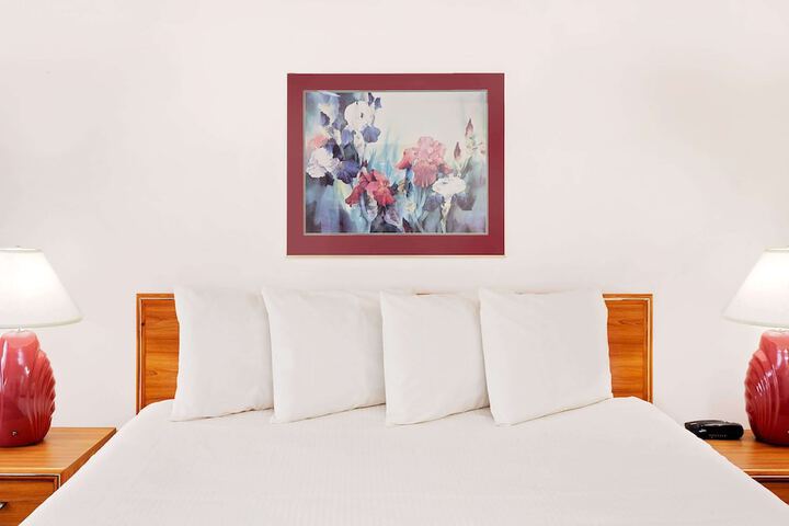 1 King Bed (4 of 12)