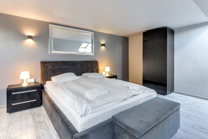 Room 33 of 183