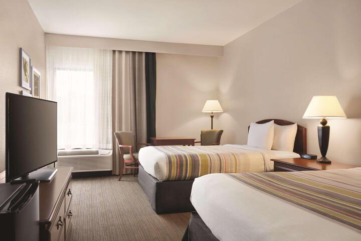 2 Queen Beds (2 of 8)