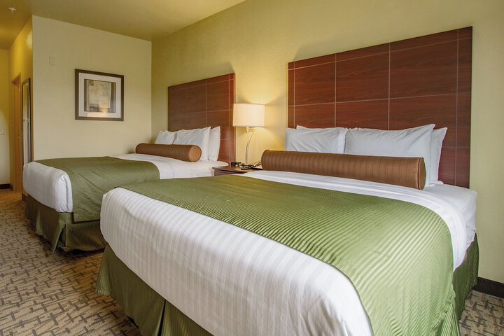 Quadruple Accessible Queen Size Bed (5 of 9)