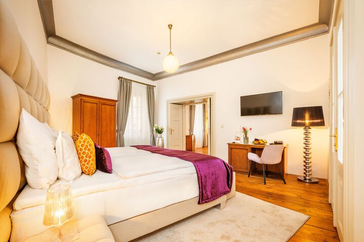 Room 32 of 48