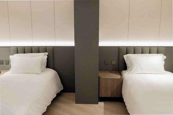 Room 4 of 83