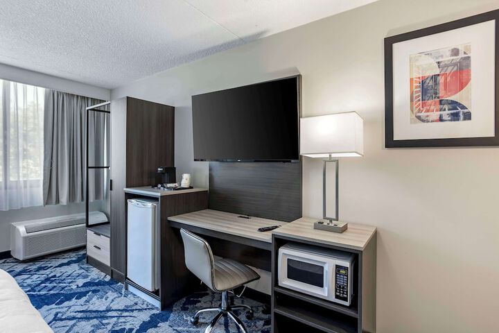 1 King Bed Microwave and Refrigerator WiFi Full Breakfast (11 of 16)
